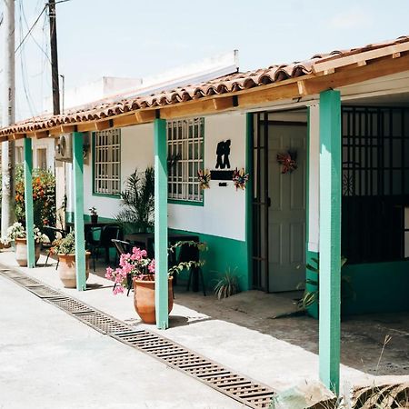 Hostel Travelers Чітре Екстер'єр фото