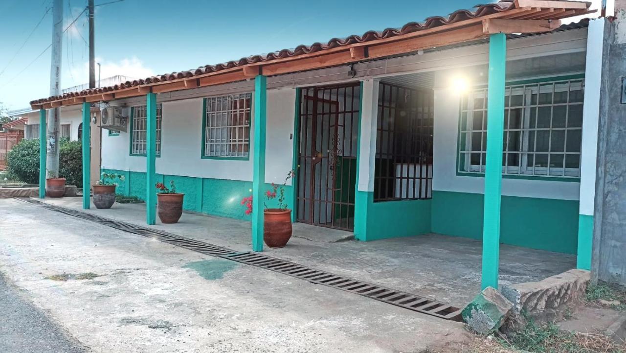 Hostel Travelers Чітре Екстер'єр фото