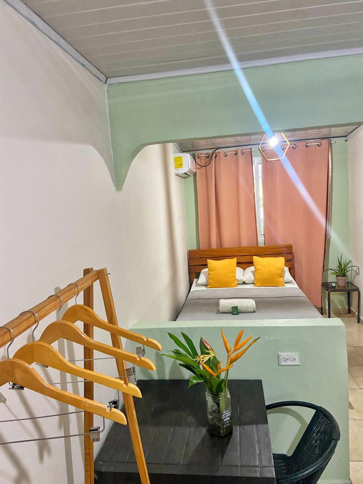 Hostel Travelers Чітре Екстер'єр фото