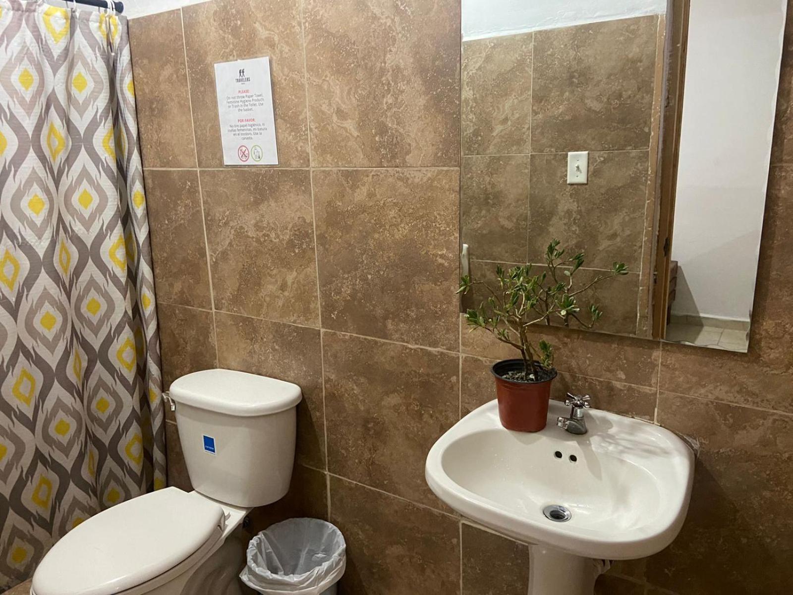 Hostel Travelers Чітре Екстер'єр фото
