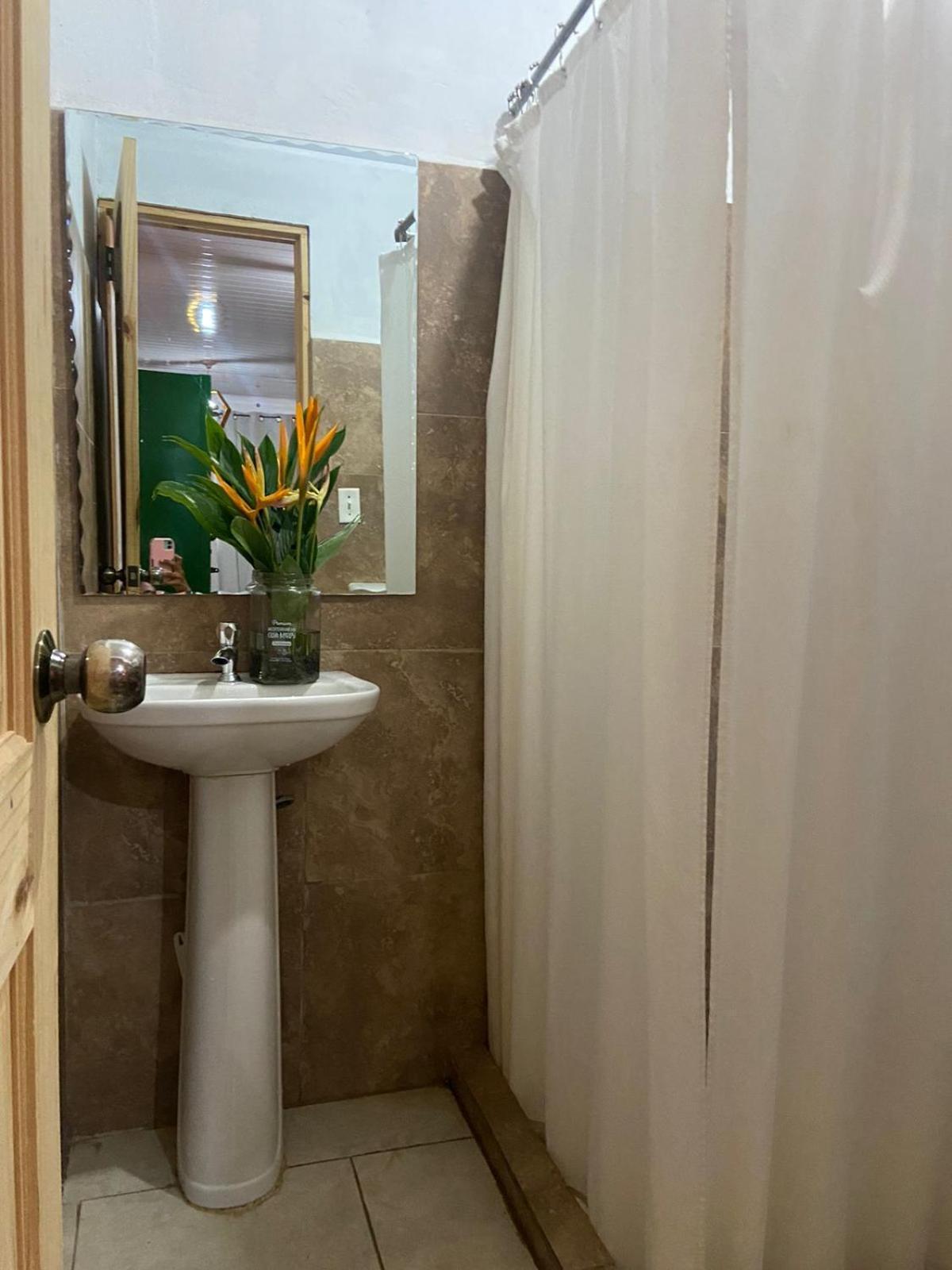 Hostel Travelers Чітре Екстер'єр фото