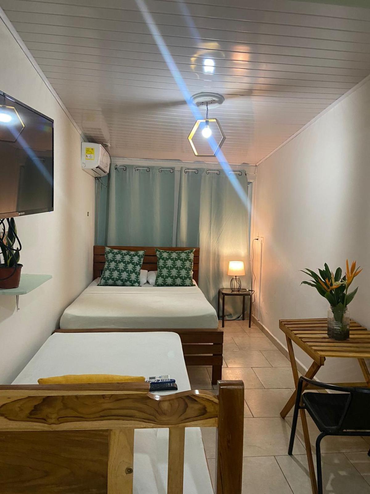 Hostel Travelers Чітре Екстер'єр фото