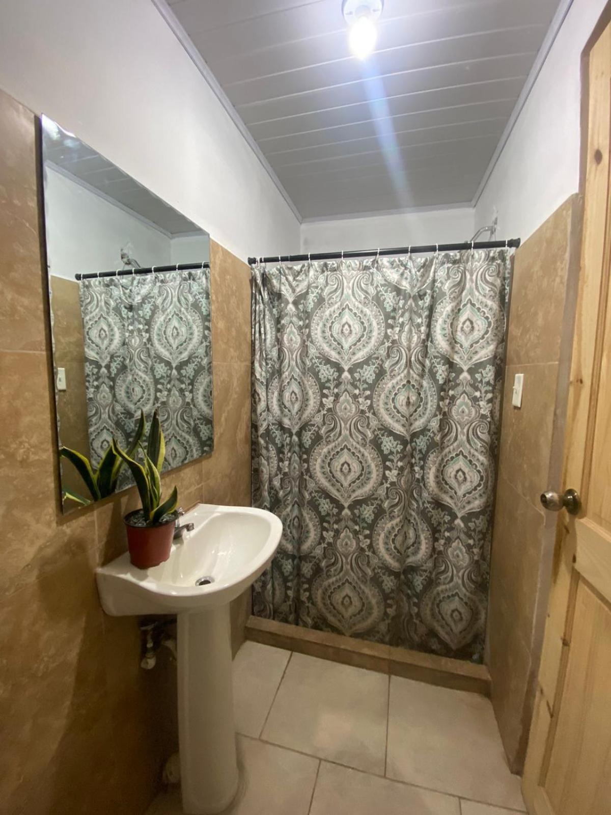 Hostel Travelers Чітре Екстер'єр фото