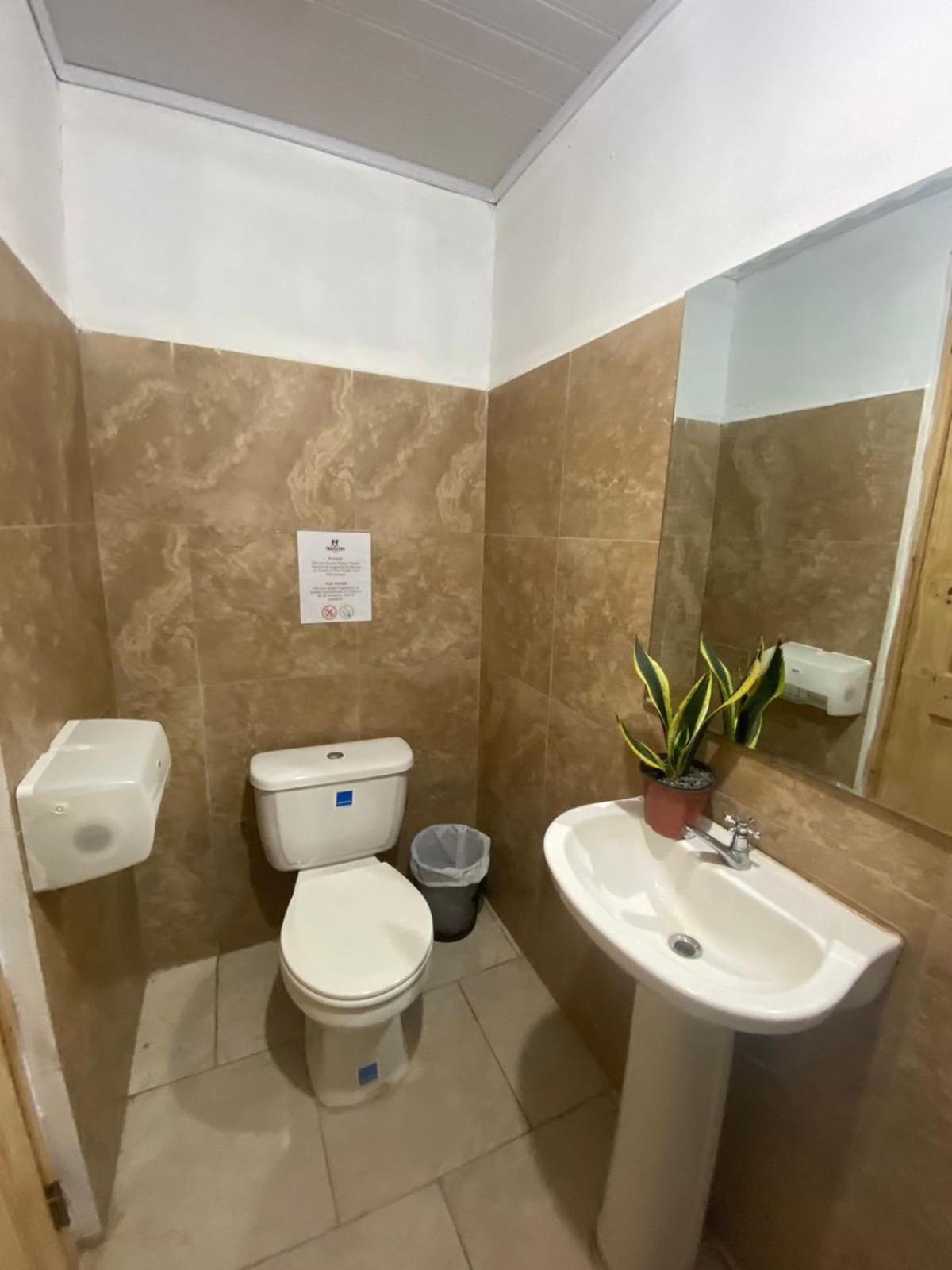 Hostel Travelers Чітре Екстер'єр фото